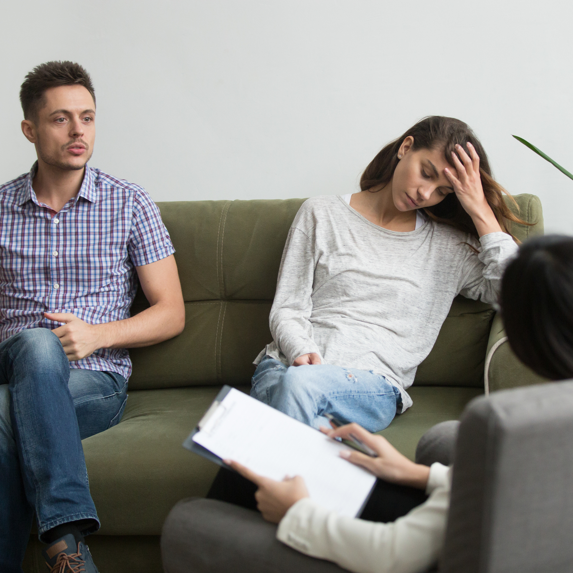 Couple receiving psychological help from expert terapia de pareja en mardid